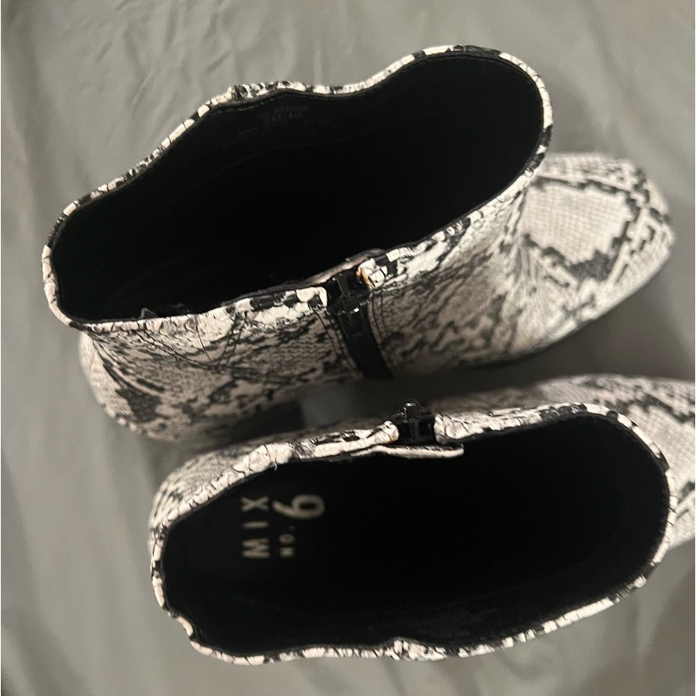 Black and white snake skin booties - Picture 2 of 3